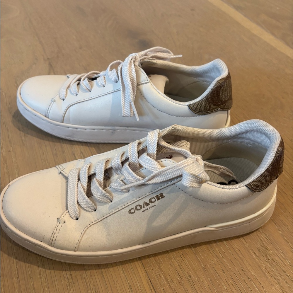 Coach Clip Low Top Leather Sneakers Chalk / Khaki SZ 6 fit like a 6.5 shoes